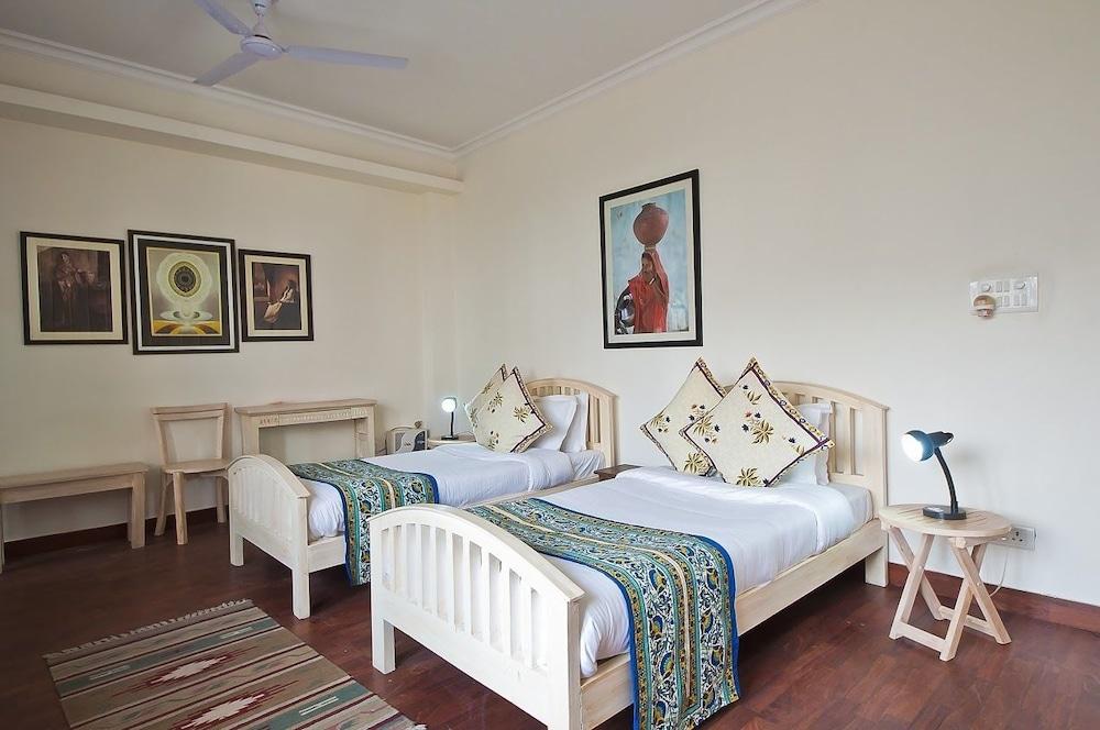 Colonel's Retreat At The Airport Bed & Breakfast Delhi (National Capital Territory of India)